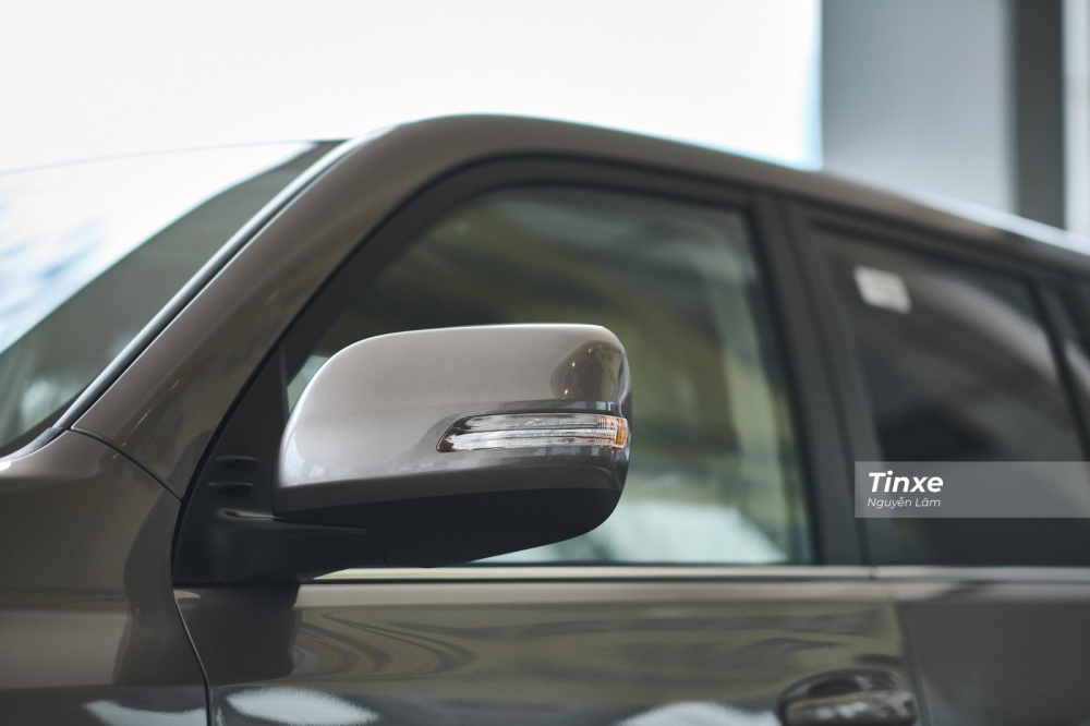 Gương chiếu hậu bản lớn gi&uacute;p người l&aacute;i dễ d&agrave;ng quan s&aacute;t, c&oacute; chức năng chỉnh, gập điện, t&iacute;ch hợp xi-nhan b&aacute;o rẽ v&agrave; sấy gương