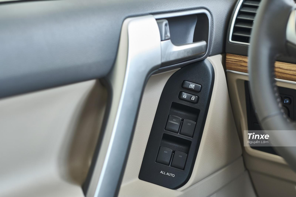 Bảng điều khiển b&ecirc;n ph&iacute;a người l&aacute;i