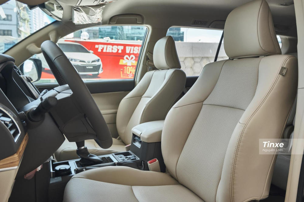 Ghế l&aacute;i c&oacute; chức năng chỉnh điện 10 hướng trong khi đ&oacute; ghế h&agrave;nh kh&aacute;ch chỉ được chỉnh điện 4 hướng