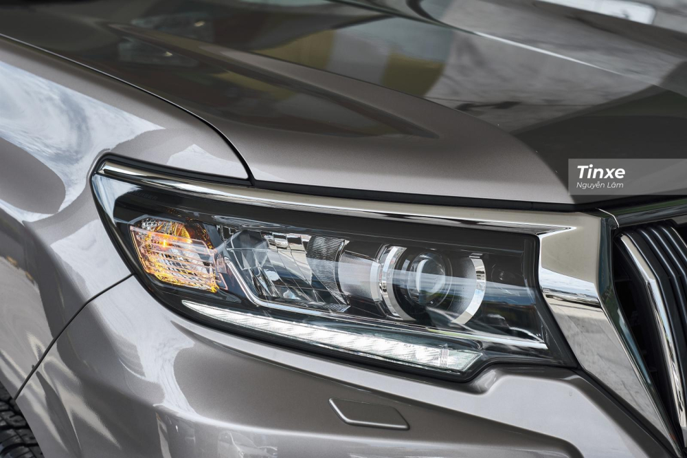 Cụm đ&egrave;n chiếu s&aacute;ng trước dạng LED, t&iacute;ch hợp dải đ&egrave;n LED định vị ban ng&agrave;y v&agrave; nay đ&atilde; c&oacute; chế độ đ&egrave;n chờ dẫn đường