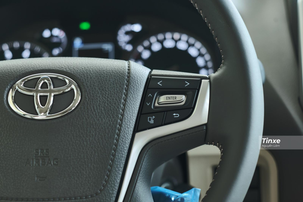 Cụm điều khiển b&ecirc;n phải c&oacute; c&aacute;c n&uacute;t truy cập menu