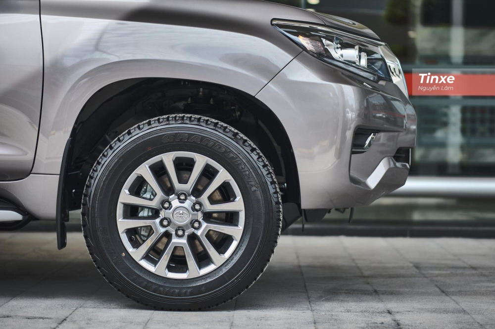 M&acirc;m hợp kim 18 inch c&oacute; thiết kế 6 chấu k&eacute;p kh&aacute; khỏe khoắn, đi k&egrave;m với bộ lốp 265/65R18