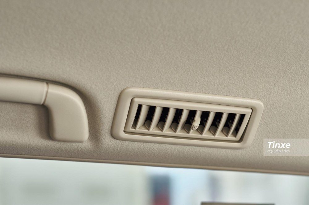 Cả 3 h&agrave;ng ghế đều được trang bị cửa gi&oacute; đầy đủ