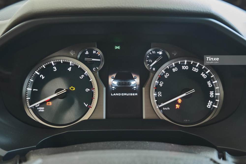 Bảng đồng hồ Optiron dạng analog kết hợp một m&agrave;n h&igrave;nh TFT nhỏ với logo Land Cruier hiện l&ecirc;n mỗi khi xoay ch&igrave;a kh&oacute;a bật điện tr&ocirc;ng kh&aacute; cao cấp