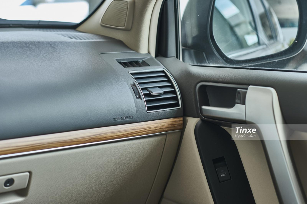 T&aacute;p-l&ocirc; bọc da c&oacute; ốp gỗ m&agrave;u n&acirc;u đi k&egrave;m với viền mạ cr&ocirc;m trang tr&iacute;, tay nắm cửa to bản được sơn kim loại