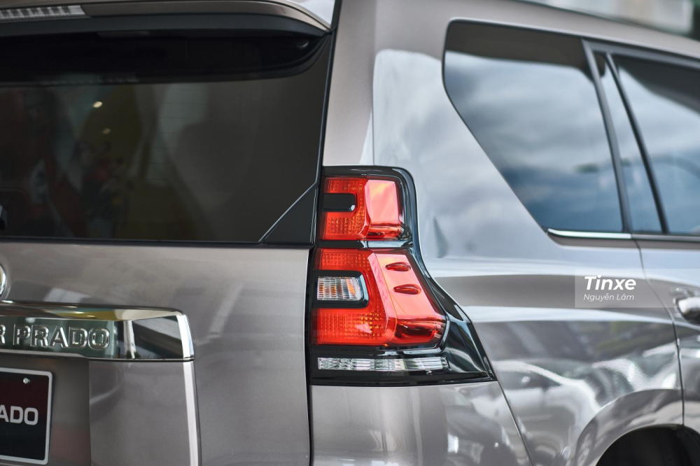 Cụm đ&egrave;n hậu LED đặt dọc kiểu xếp tầng kh&aacute; hiện đại