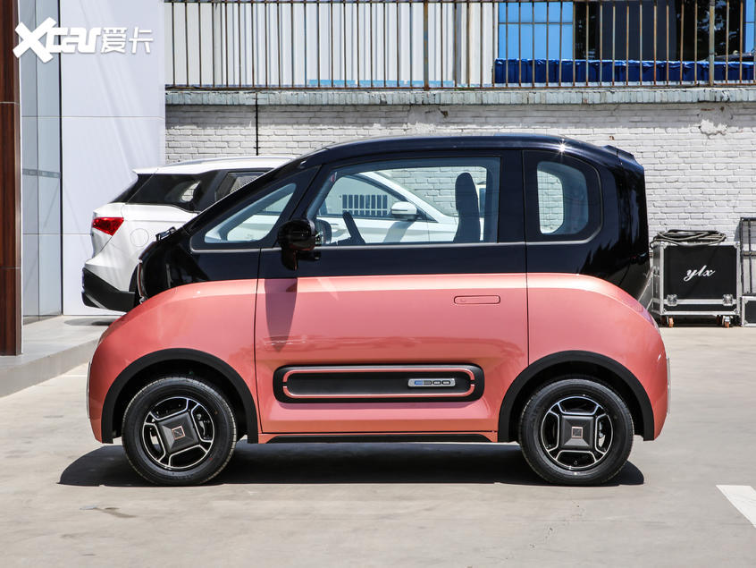 Bên sườn của Baojun E300 Bên sườn của Baojun E300