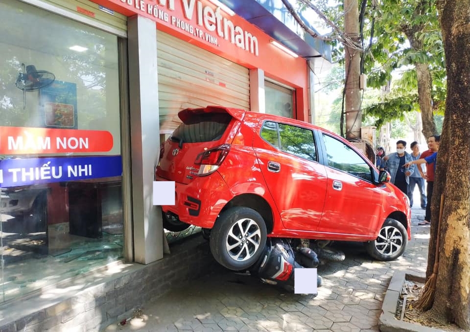 Hình ảnh tại hiện trường vụ tai nạn khiến 2 xe máy bị chiếc Toyota Wigo lùi trúng và cuốn vào gầm xe Hình ảnh tại hiện trường vụ tai nạn khiến 2 xe máy bị chiếc Toyota Wigo lùi trúng và cuốn vào gầm xe