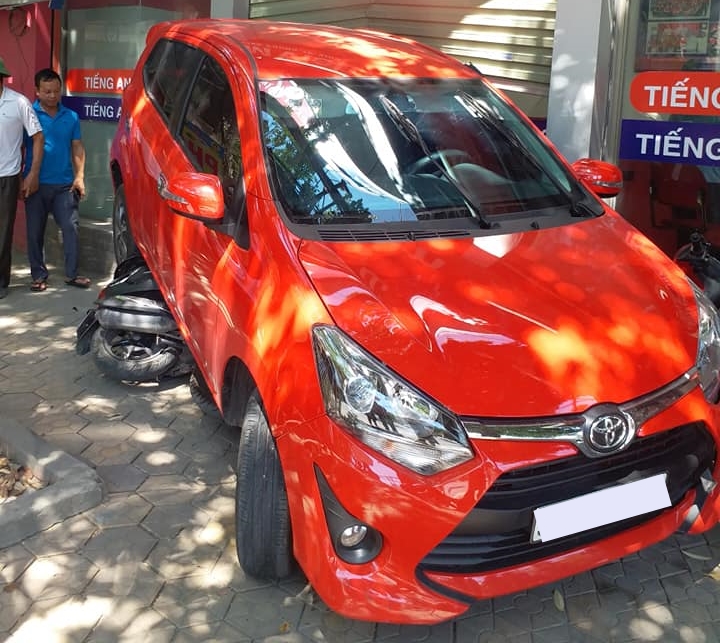 Toyota Wigo lùa 2 xe máy đỗ trên vỉa hè xuống gầm xe khiến dân mạng khó hiểu