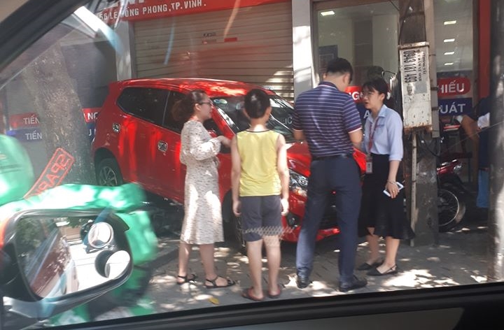 Người lái xe Toyota Wigo gây tai nạn được cho là nữ Người lái xe Toyota Wigo gây tai nạn được cho là nữ