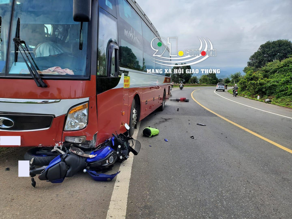 Hiện trường vụ tai nạn giữa xe khách Thành Bưởi và xe mô tô vào sáng hôm qua làm một người tử vong Hiện trường vụ tai nạn giữa xe khách Thành Bưởi và xe mô tô vào sáng hôm qua làm một người tử vong