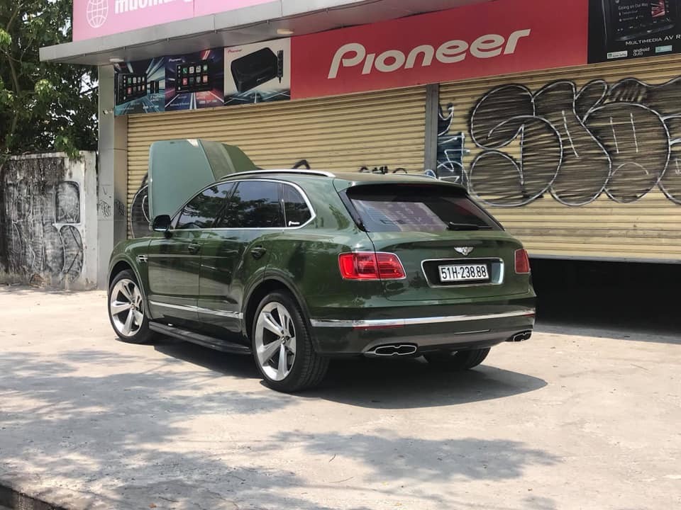 Bentley Bentayga V8 màu xanh lá Bentley Bentayga V8 màu xanh lá