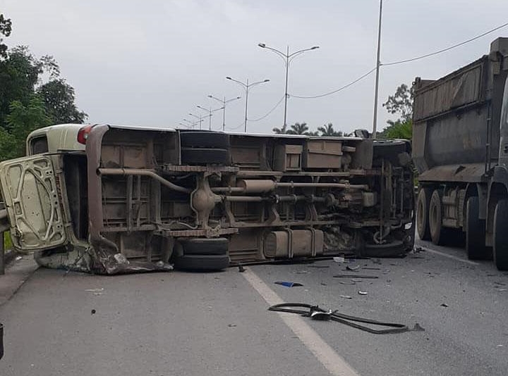 Còn chiếc xe khách lật nghiêng, nằm chắn ngang đường cao tốc Thái Nguyên – Chợ Mới Còn chiếc xe khách lật nghiêng, nằm chắn ngang đường cao tốc Thái Nguyên – Chợ Mới