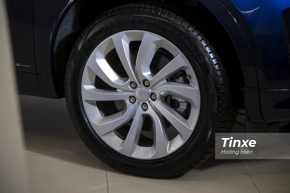 Đi k&egrave;m với Land Rover Discovery Sport 2020 l&agrave; v&agrave;nh hợp kim đa chấu k&iacute;ch thước 20 inch. Ngo&agrave;i ra kh&aacute;ch h&agrave;ng cũng c&oacute; thể tuỳ chọn k&iacute;ch thước từ 18-21 inch cho chiếc xe của m&igrave;nh.