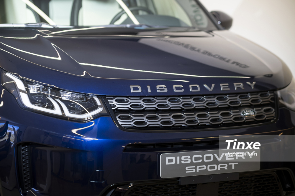 B&ecirc;n cạnh đ&oacute;, cản trước v&agrave; lưới tản nhiệt của Land Rover Discovery Sport 2020 được thiết kế nổi bật hơn v&agrave; tạo được g&oacute;c tho&aacute;t đầu xe l&ecirc;n tới 25 độ, gi&uacute;p xe c&oacute; khả năng vượt địa h&igrave;nh tốt hơn.