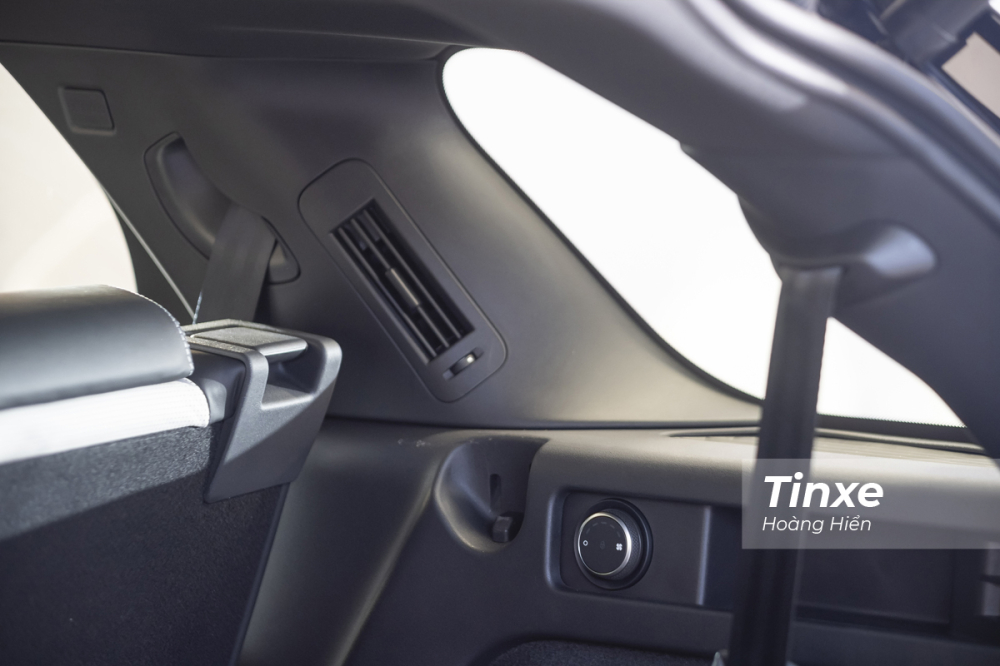 Một điểm cộng tr&ecirc;n Land Rover Discovery Sport 2020 l&agrave; c&oacute; th&ecirc;m cửa gi&oacute; điều ho&agrave; cho h&agrave;ng ghế thứ 3. Điều n&agrave;y sẽ mang lại khả năng l&agrave;m m&aacute;t tốt hơn cho những người ngồi ph&iacute;a sau.