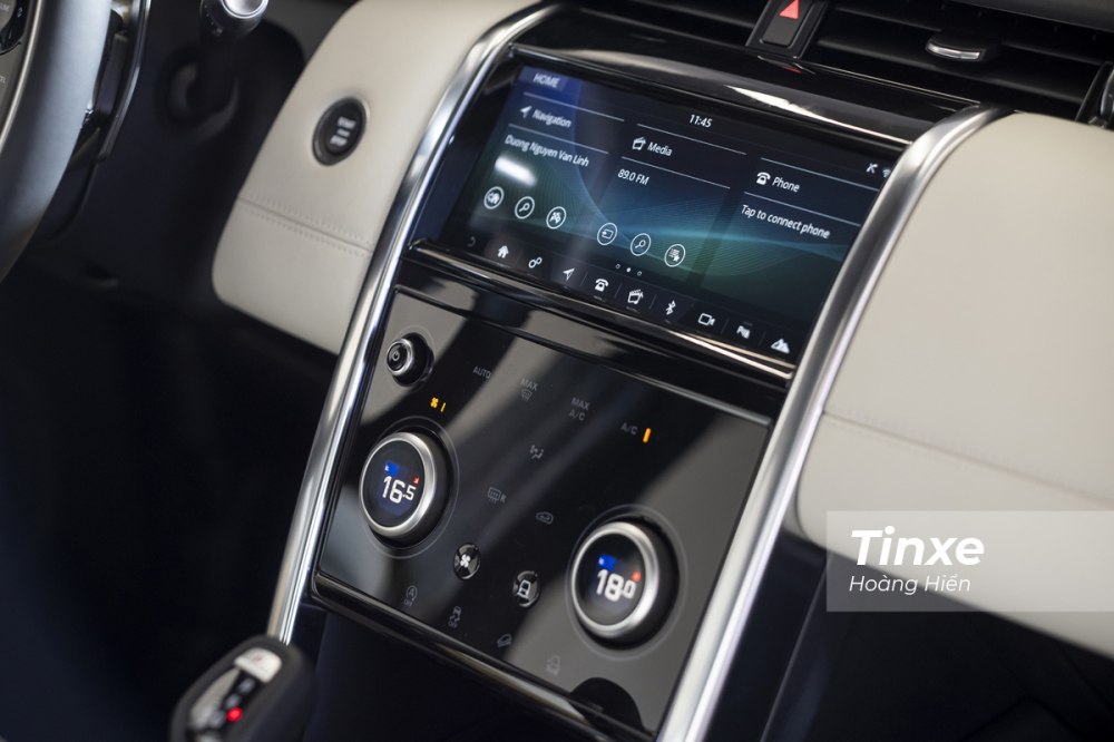 Ở vị tr&iacute; trung t&acirc;m l&agrave; hệ thồng m&agrave;n h&igrave;nh Touch Pro Duo với một m&agrave;n h&igrave;nh cảm ứng giải tr&iacute; v&agrave; một m&agrave;n h&igrave;nh cảm ứng b&ecirc;n dưới điều khiển hệ thống điều ho&agrave; của xe.