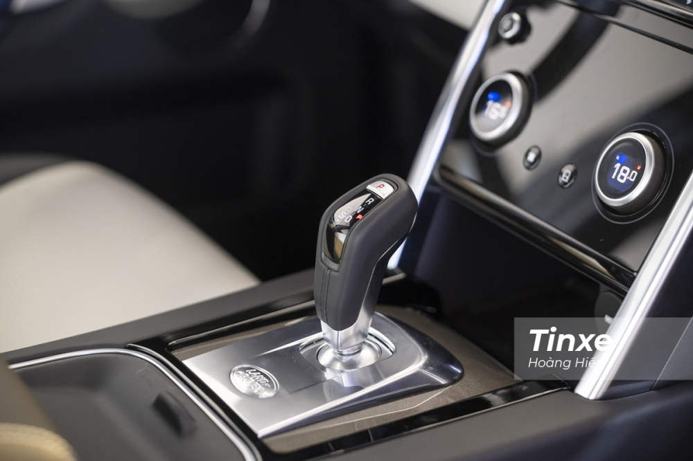 Cũng giống như những người anh em kh&aacute;c được ra mắt gần đ&acirc;y, Land Rover Discovery Sport 2020 cũng được trang bị cần số điện tử kh&aacute; thực dụng. V&agrave; mẫu SUV n&agrave;y cũng được trang bị hộp số tự động 9 cấp với nhiều chế độ l&aacute;i offroad kh&aacute;c nhau của hệ thống kiểm so&aacute;t địa h&igrave;nh chủ động Terrain Progress Control