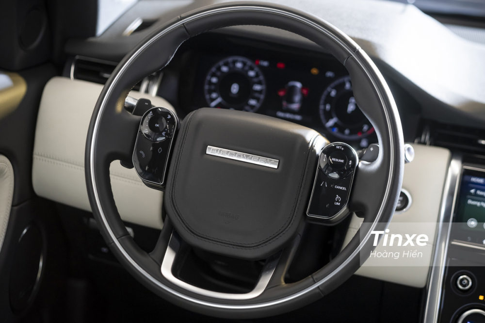 V&ocirc;-lăng của Land Rover Discovery Sport vẫn l&agrave; dạng 4 chấu quen thuộc tạo cảm gi&aacute;c mạnh mẽ v&agrave; được thay thế c&aacute;c n&uacute;t bấm cứng sang dạng bấm mềm như cảm ứng.