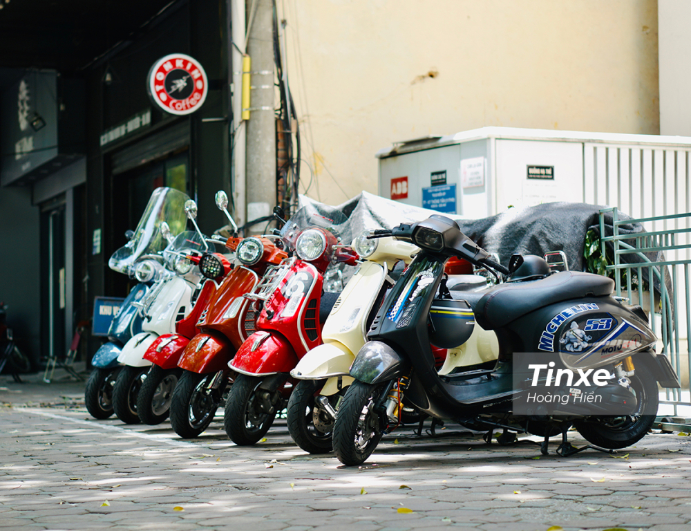 Những chiếc xe Vespa khoe dáng trong nắng vàng của Thủ đô. Những chiếc xe Vespa khoe dáng trong nắng vàng của Thủ đô.