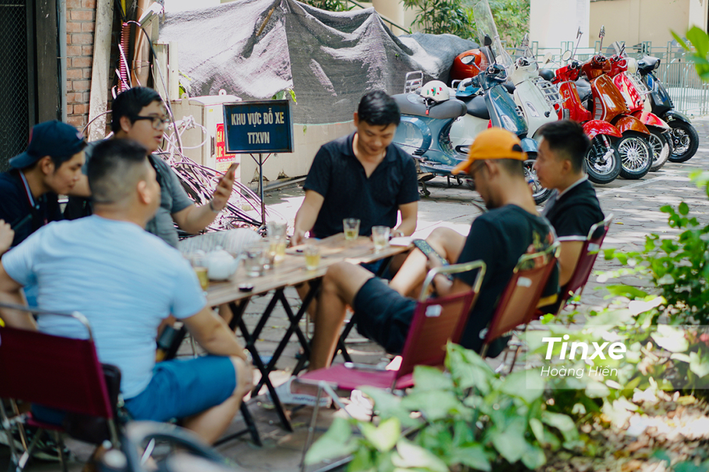 Những người chơi xe Vespa thường dành ngày chủ nhật để gặp gỡ, giao lưu. Những người chơi xe Vespa thường dành ngày chủ nhật để gặp gỡ, giao lưu.