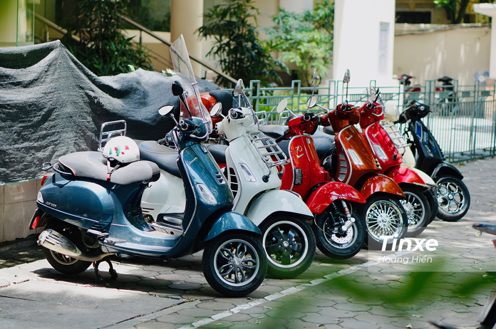 Vespa vẫn là dòng xe tay ga thời trang được nhiều người say mê và rất khó để từ bỏ. Vespa vẫn là dòng xe tay ga thời trang được nhiều người say mê và rất khó để từ bỏ.