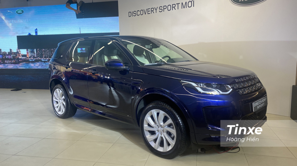 Về mặt k&iacute;ch thước, Land Rover Discovery Sport 2020 sở hữu c&aacute;c số đo DxRxC tương ứng l&agrave; 4.597 x 2.173 x 1.727 mm c&ugrave;ng với chiều d&agrave;i trục cơ sở l&ecirc;n tới 2.741 mm. 