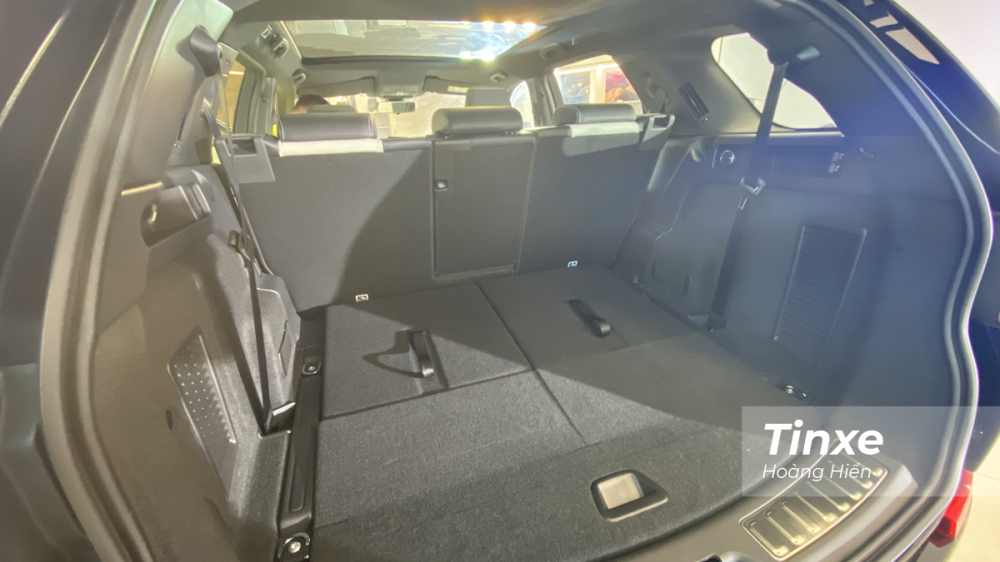Thể t&iacute;ch khoang h&agrave;nh l&yacute; của Land Rover Discovery Sport 2020 c&oacute; thể l&ecirc;n tới 1.794 l&iacute;t nếu gặp hai h&agrave;ng ghế ph&iacute;a sau.