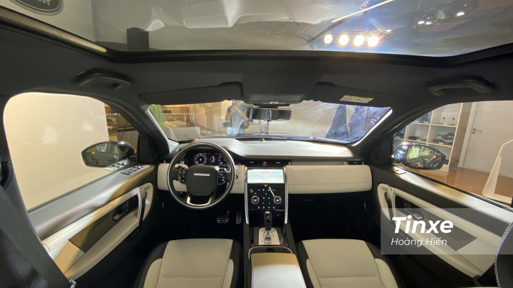 Nội thất b&ecirc;n trong Land Rover Discovery Sport 2020 kh&aacute; lịch sự với nội thất bọc da, cửa sổ trời Panorama v&agrave; d&agrave;n &acirc;m thanh cao cấp Meridan.