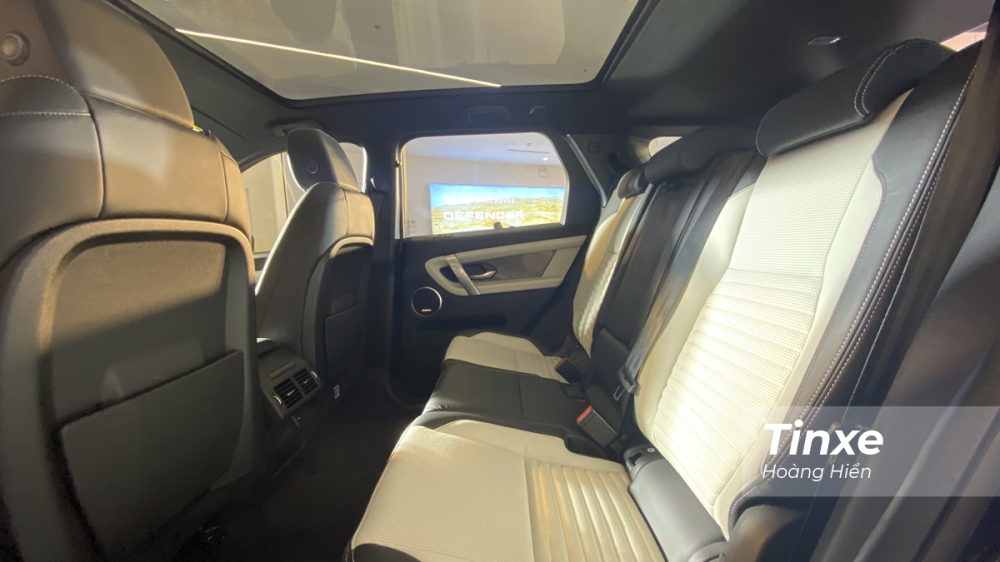 H&agrave;ng ghế thứ 2 của Land Rover Discovery Sport 2020 kh&aacute; rộng r&atilde;i v&agrave; thoải m&aacute;i.