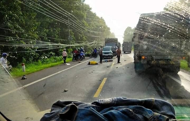 Hiện trường vụ tai nạn của 2 xe máy làm hai người thương vong trên QL20 vào sáng nay Hiện trường vụ tai nạn của 2 xe máy làm hai người thương vong trên QL20 vào sáng nay