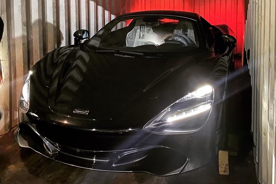 Đèn pha LED sáng rực của siêu xe McLaren 720S Spider khi được khui công trong đêm tối Đèn pha LED sáng rực của siêu xe McLaren 720S Spider khi được khui công trong đêm tối