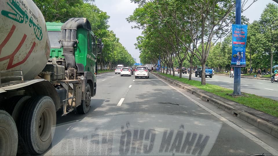Giao thông qua đại lộ Mai Chí Thọ hướng từ quận 2 sang quận 1 đang bị ùn tắc giao thông Giao thông qua đại lộ Mai Chí Thọ hướng từ quận 2 sang quận 1 đang bị ùn tắc giao thông