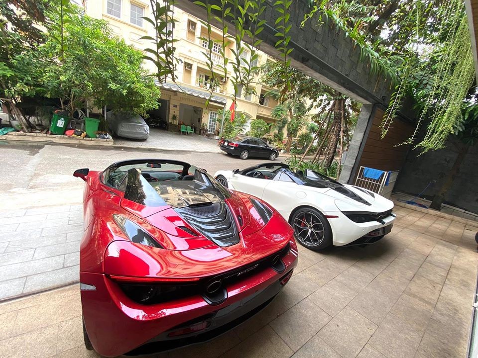 Hai chiếc McLaren 720S Spider của đại gia Việt khoe dáng cùng nhau Hai chiếc McLaren 720S Spider của đại gia Việt khoe dáng cùng nhau