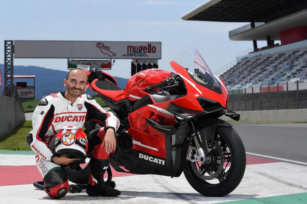 CEO Claudio Domenicali bên cạnh chiếc Ducati Superleggera V4 CEO Claudio Domenicali bên cạnh chiếc Ducati Superleggera V4