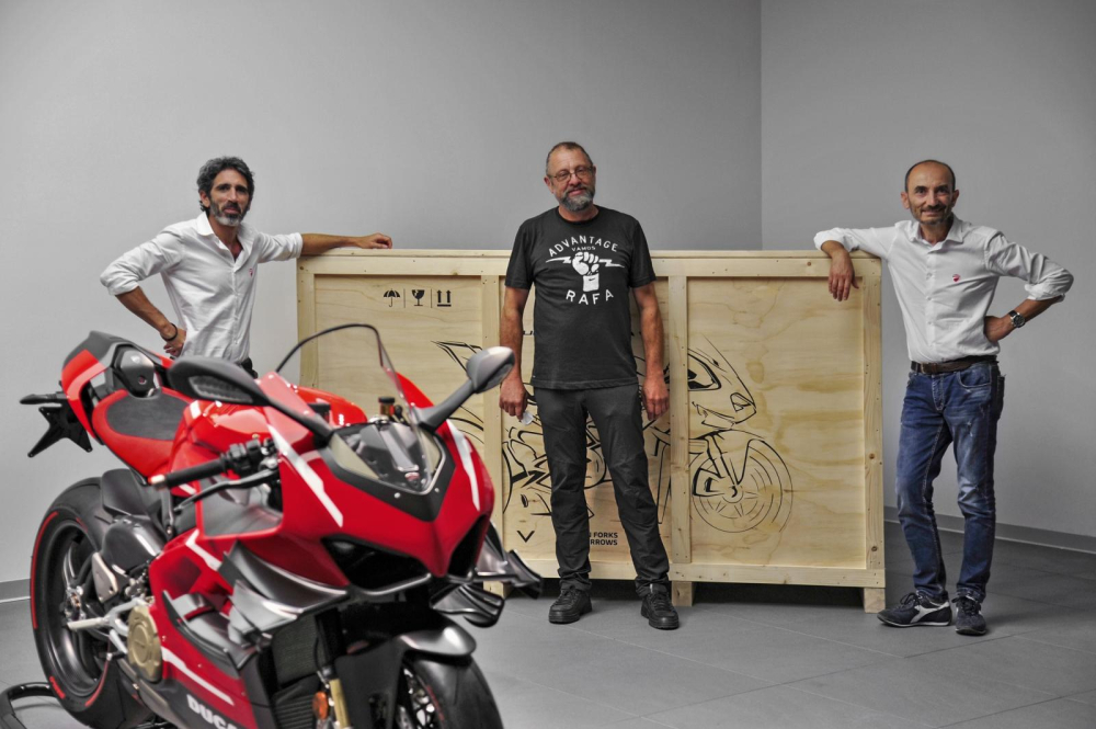 Ducatista người Bỉ Filip Van Schil nhận chiếc Superleggera từ đại diện của Ducati Ducatista người Bỉ Filip Van Schil nhận chiếc Superleggera từ đại diện của Ducati