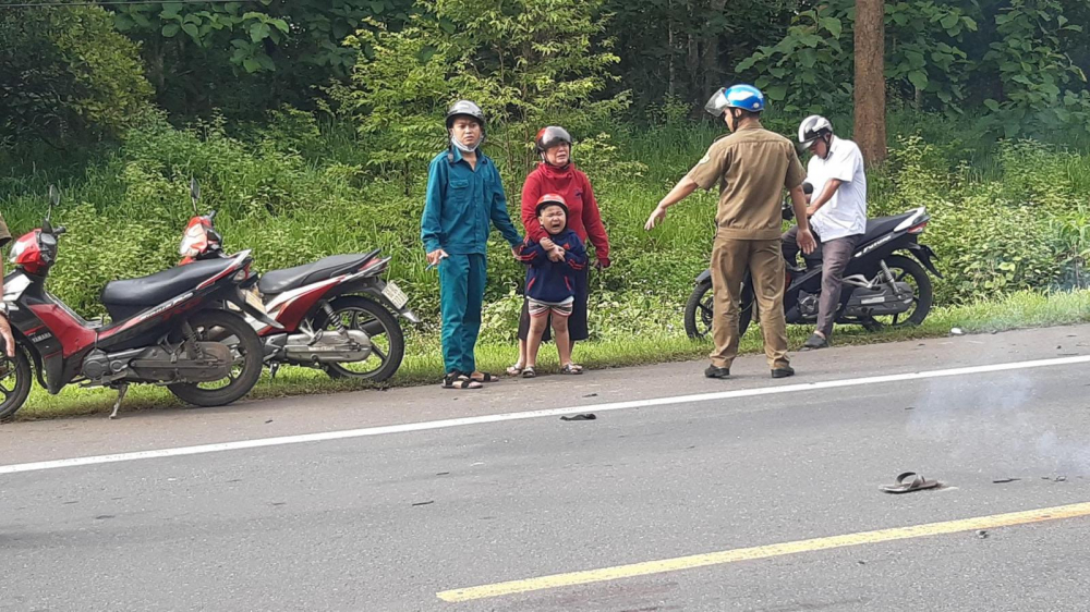 Người nhà nạn nhân gào khóc tại hiện trường vụ tai nạn