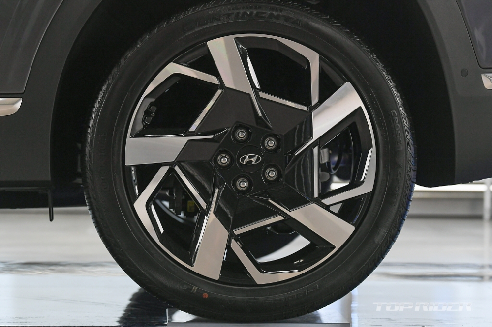 Thiết kế v&agrave;nh mới với 5 chấu sơn 2 t&ocirc;ng m&agrave;u của Hyundai Santa Fe 2021