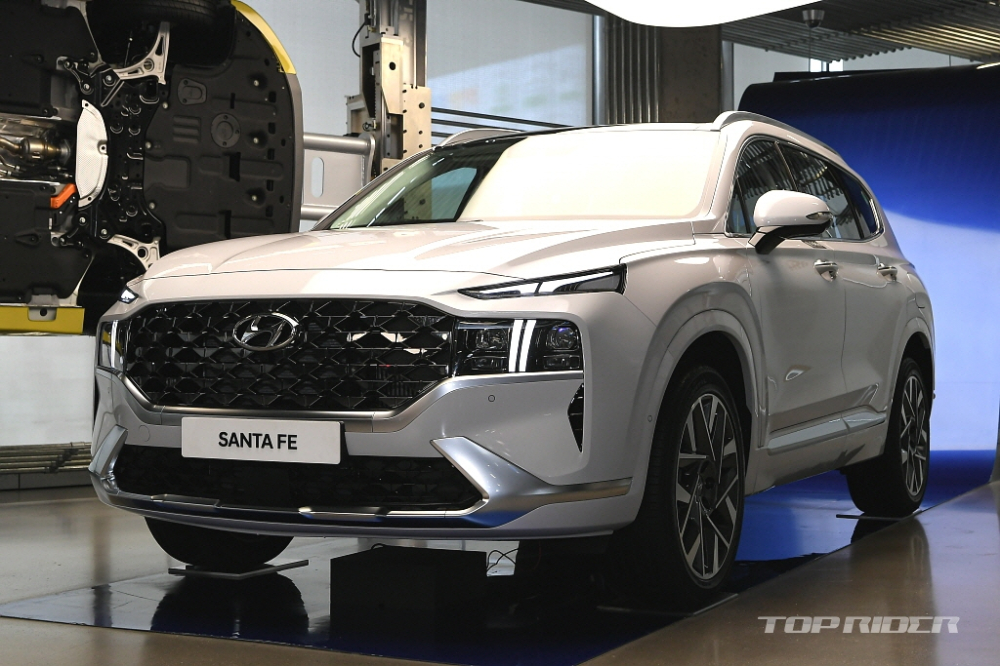 Cận cảnh thiết kế đầu xe mới v&agrave; t&aacute;o bạo hơn của Hyundai Santa Fe 2021