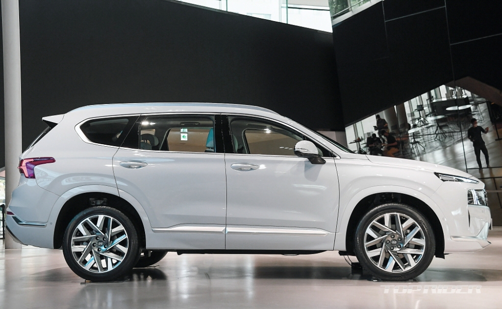 D&ugrave; chỉ l&agrave; phi&ecirc;n bản facelift nhưng Hyundai Santa Fe 2021 lại được ph&aacute;t triển tr&ecirc;n cơ sở gầm bệ mới