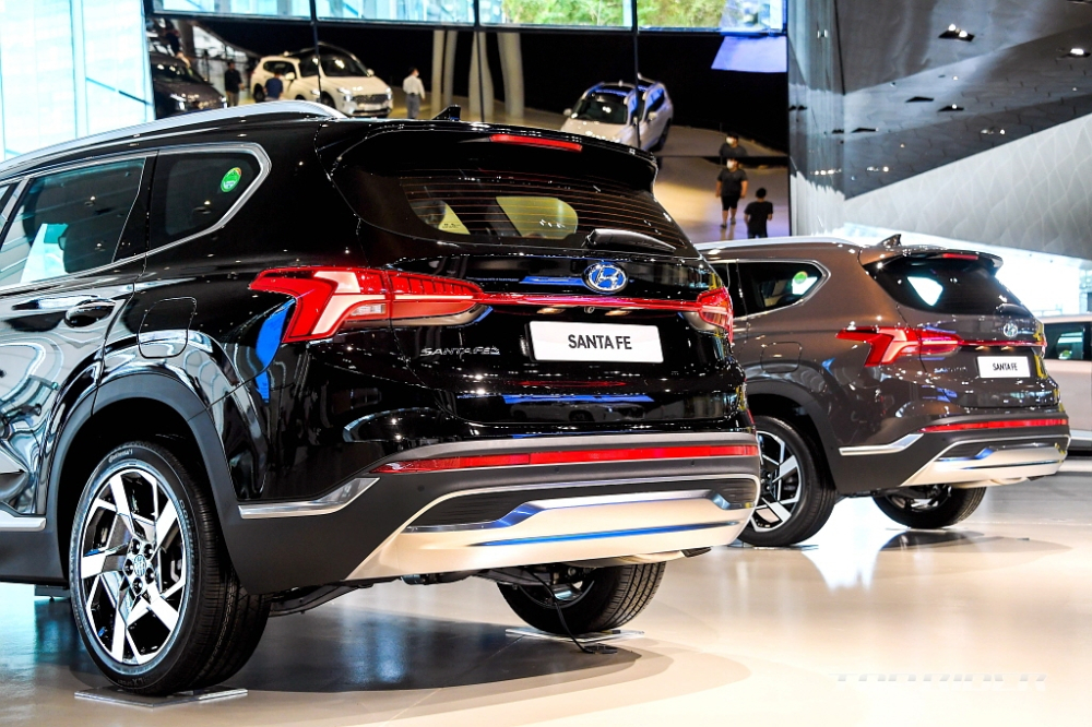 Cụm đ&egrave;n hậu cải tiến của Hyundai Santa Fe 2021