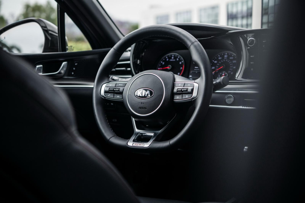 V&ocirc; lăng v&aacute;t đ&aacute;y của Kia K5 2021