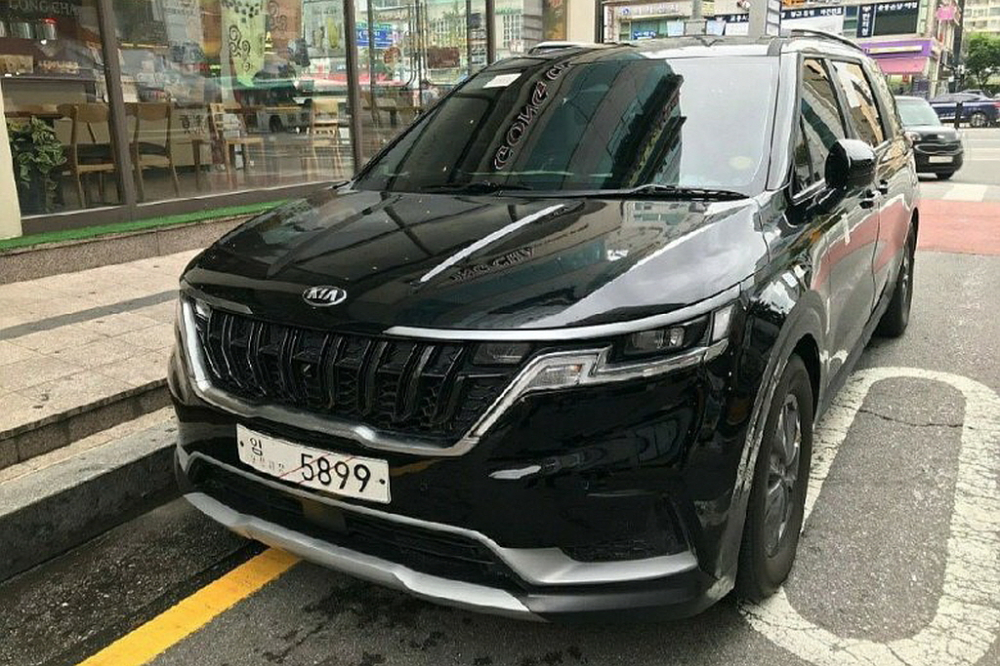 Chiếc Kia Sedona 2021 n&agrave;y c&oacute; vẻ thuộc bản trang bị thấp