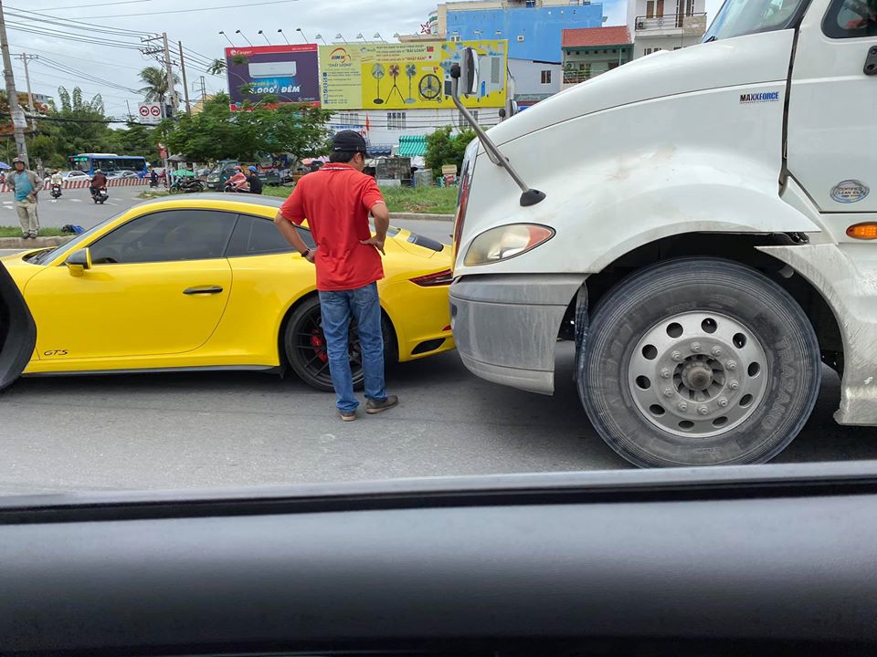 Hiện trường vụ va chạm giao th&ocirc;ng giữa xe Porsche 911 Carrera GTS với xe container