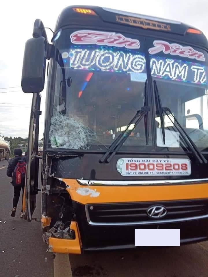 Chiếc xe kh&aacute;ch hư hỏng nặng phần đầu xe sau va chạm với người phụ nữ chạy xe m&aacute;y