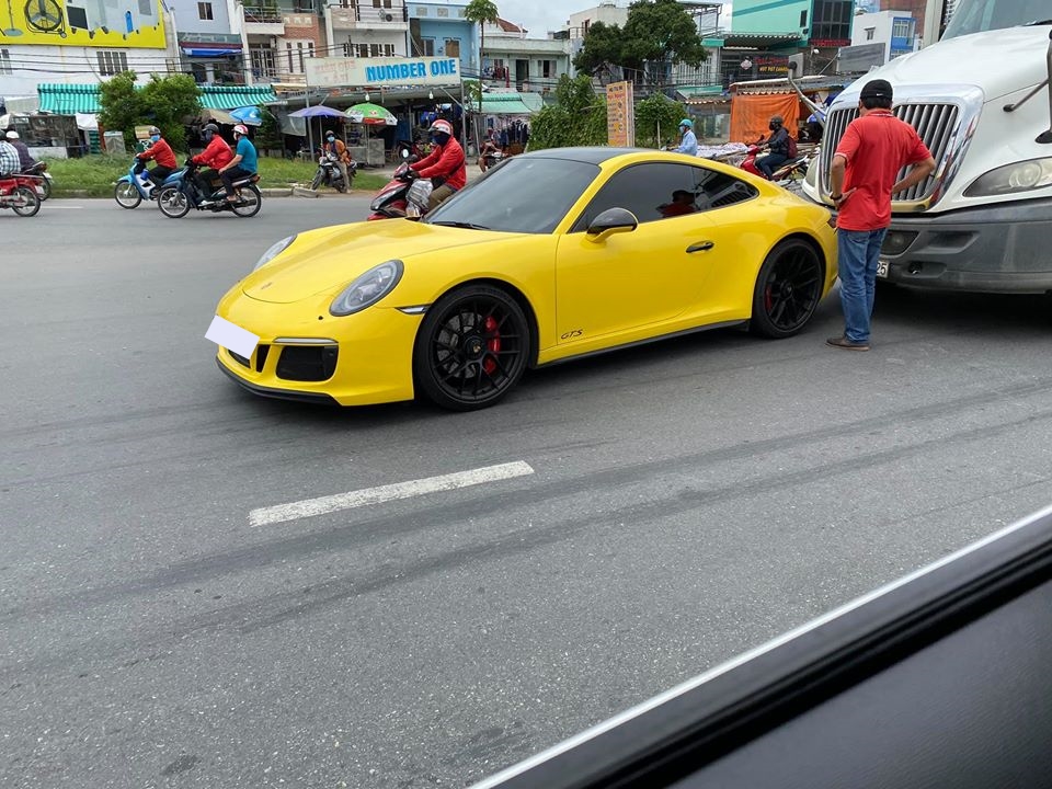 Chiếc Porsche 911 Carrera GTS bị xe container t&ocirc;ng v&agrave;o đu&ocirc;i xe