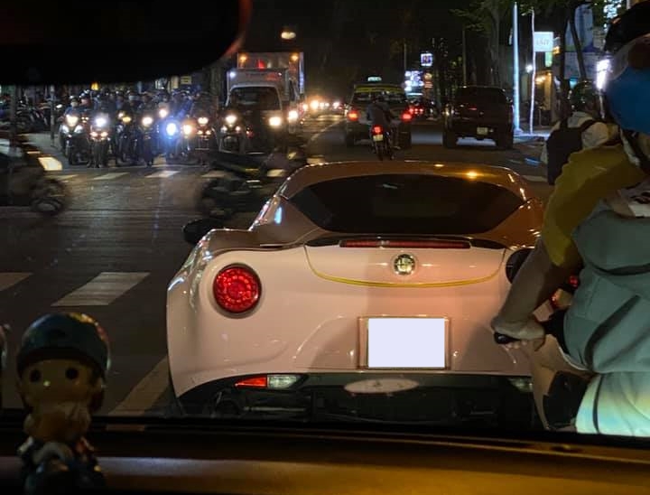 Alfa Romeo 4C Launch Edition màu hồng trên đường phố Sài thành