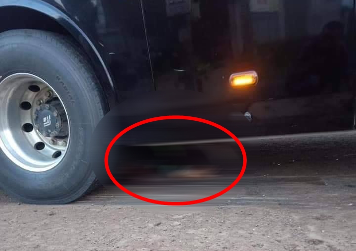 Người phụ nữ điều khiển xe m&aacute;y bị cuốn v&agrave;o gầm xe v&agrave; đ&atilde; kh&ocirc;ng may qua đời