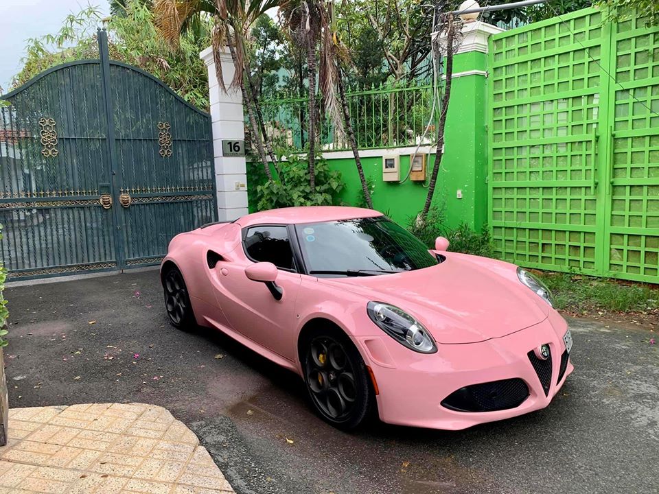 Đây là chiếc Alfa Romeo 4C Launch Edition duy nhất trên thế giới có bộ áo màu hồng, chủ xe tự tin khẳng định