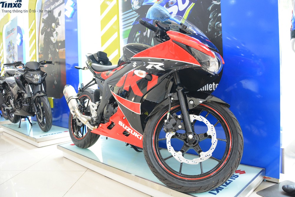 Suzuki GSX-R150 Suzuki GSX-R150 độ chính hãng có thêm nhiều đồ chơi như ống xả Yoshimura, đèn xi-nhan dạng LED và pát biển số đẹp mắt.